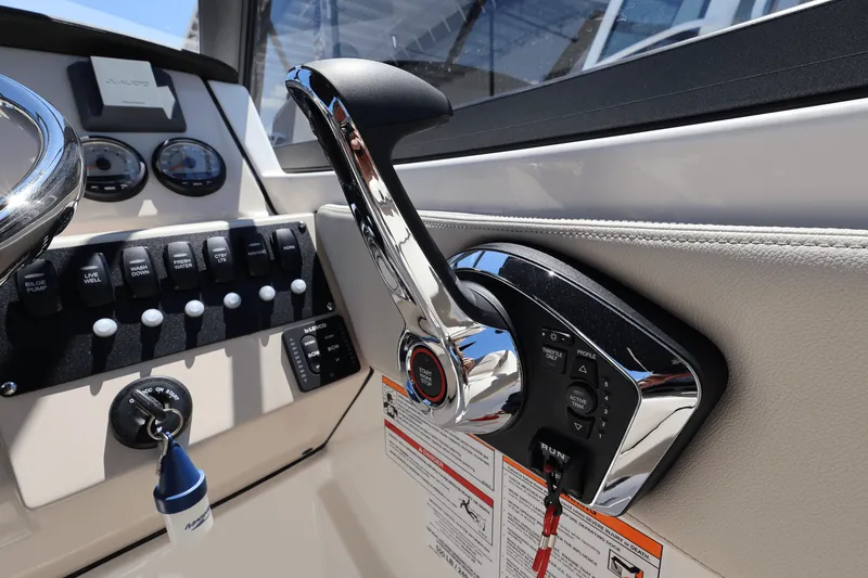 Slide: The Image of Boston Whaler 210 Vantage 2025 - 34
