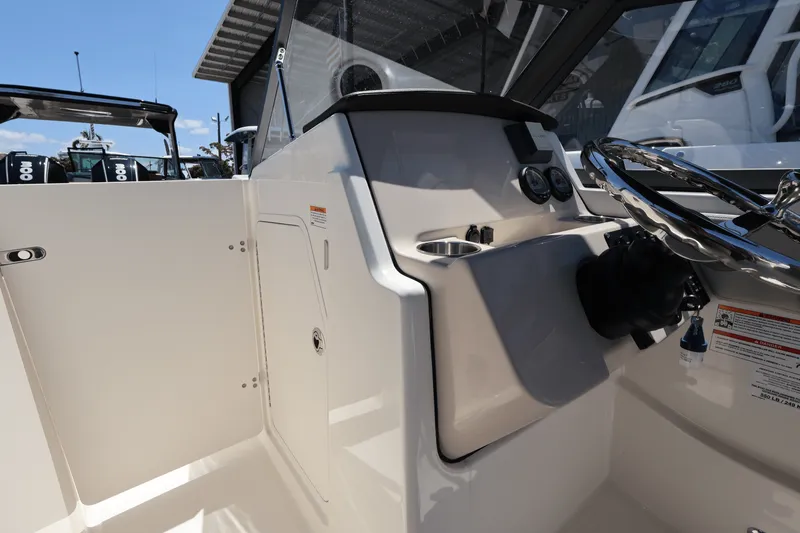 Slide: The Image of Boston Whaler 210 Vantage 2025 - 36