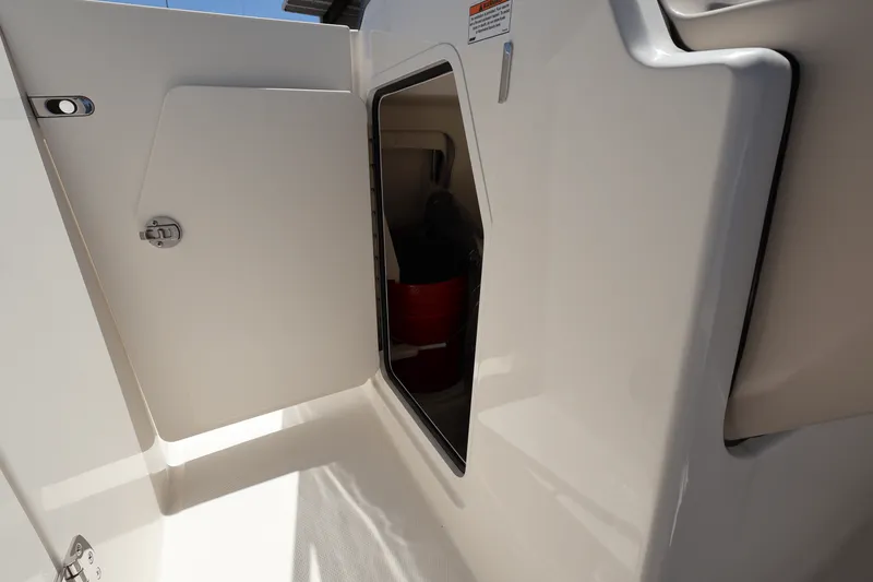 Slide: The Image of Boston Whaler 210 Vantage 2025 - 37