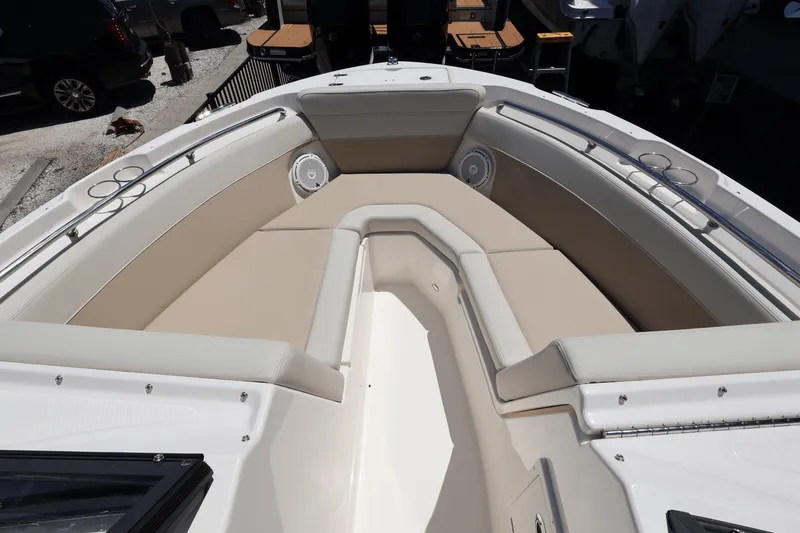 Slide: The Image of Boston Whaler 210 Vantage 2025 - 38