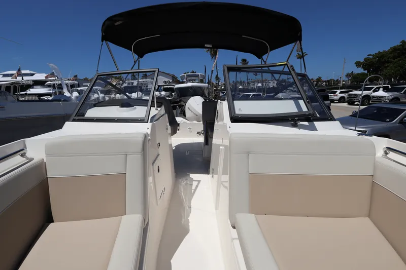 Slide: The Image of Boston Whaler 210 Vantage 2025 - 39