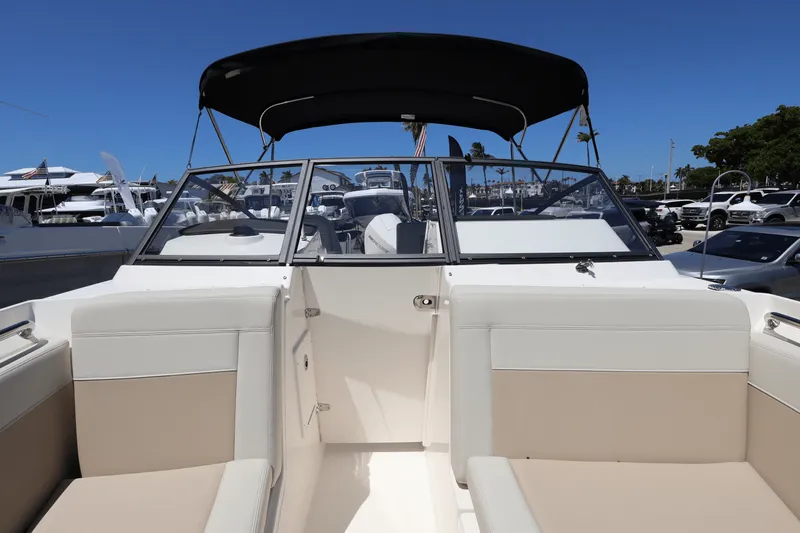 Slide: The Image of Boston Whaler 210 Vantage 2025 - 40