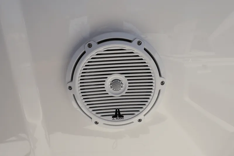 Slide: The Image of Boston Whaler 210 Vantage 2025 - 41