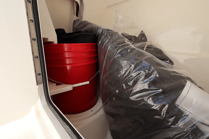 Slide: The Image of Boston Whaler 210 Vantage 2025 - 42