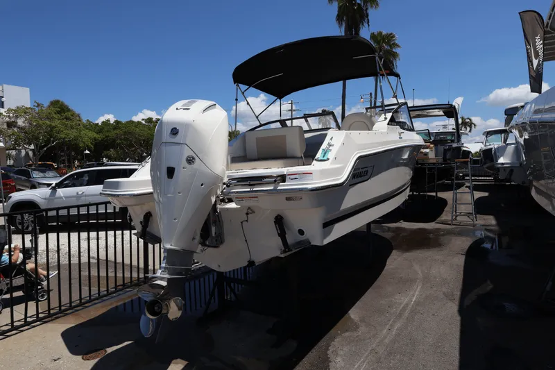 Slide: The Image of Boston Whaler 210 Vantage 2025 - 5