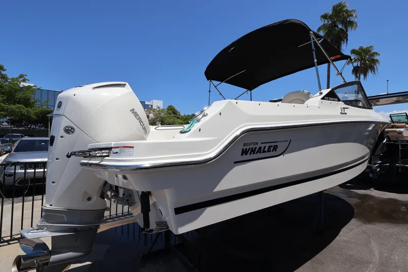 Slide: The Image of Boston Whaler 210 Vantage 2025 - 7
