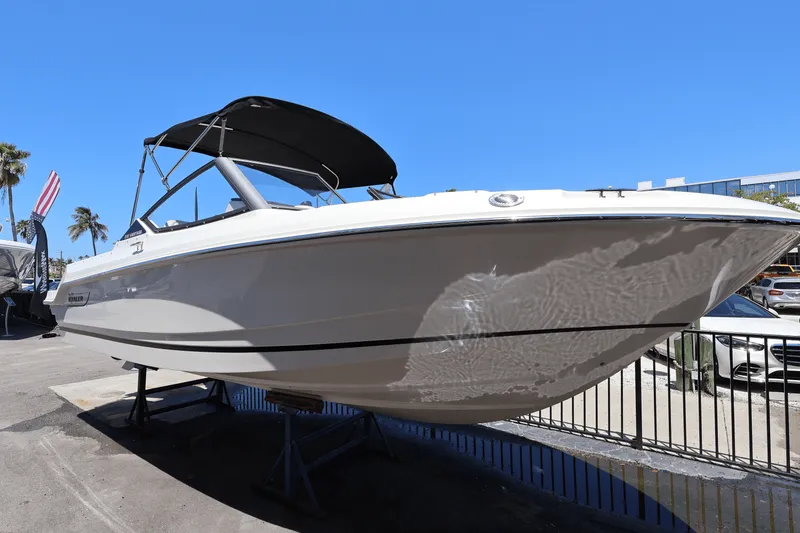 Slide: The Image of Boston Whaler 210 Vantage 2025 - 9