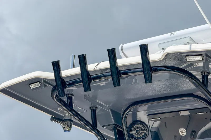 Slide: The Image of Robalo R250 2023 - 5