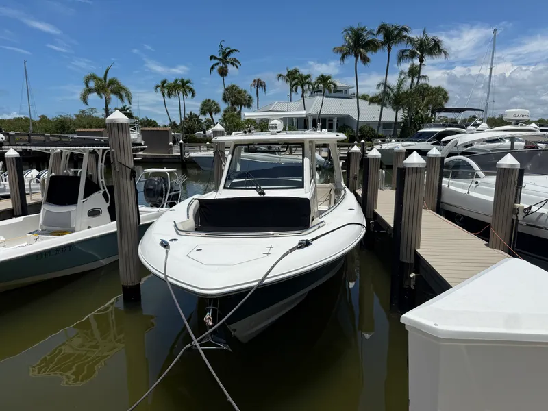The Image of Boston Whaler 350 REALM 2020 - 0