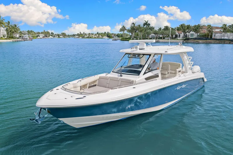 Slide: The Image of Boston Whaler 350 REALM 2020 - 11
