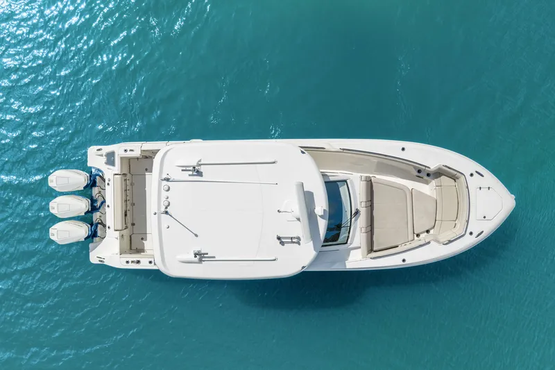 Slide: The Image of Boston Whaler 350 REALM 2020 - 16