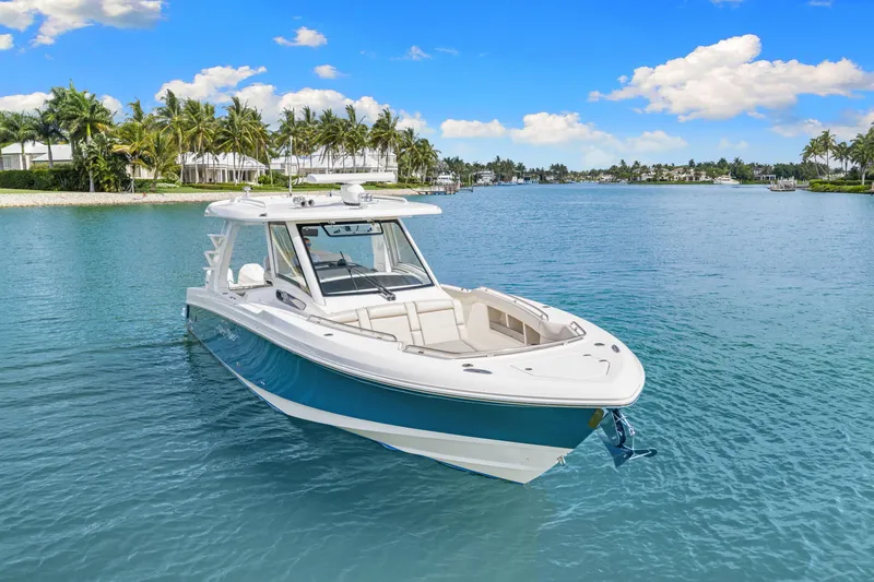 Slide: The Image of Boston Whaler 350 REALM 2020 - 18