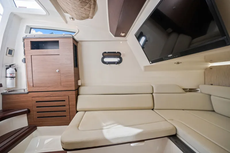 Slide: The Image of Boston Whaler 350 REALM 2020 - 24