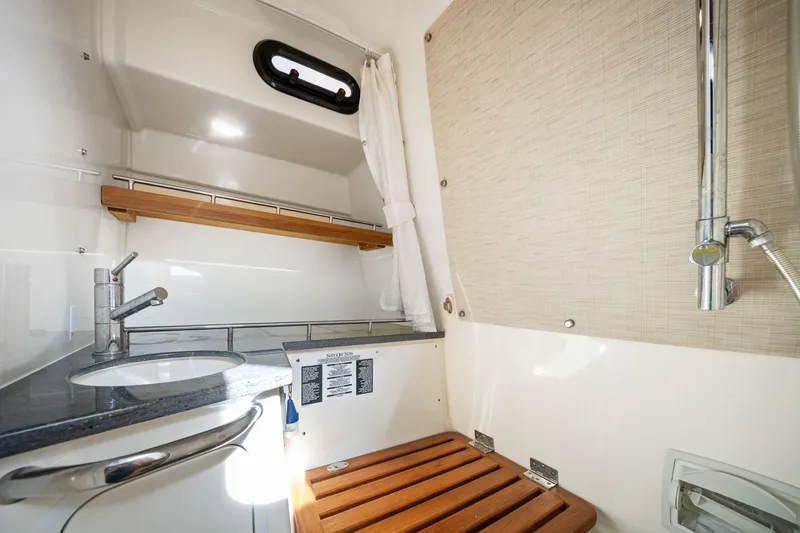 Slide: The Image of Boston Whaler 350 REALM 2020 - 26