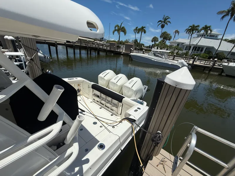 Slide: The Image of Boston Whaler 350 REALM 2020 - 3