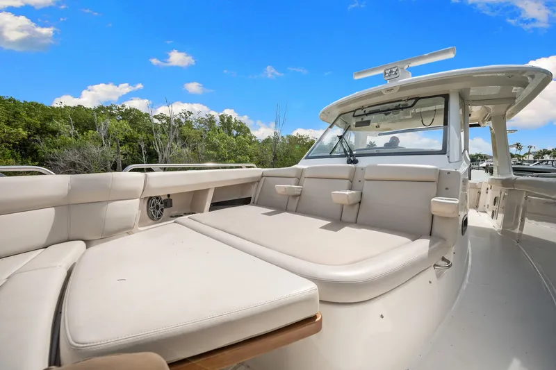 Slide: The Image of Boston Whaler 350 REALM 2020 - 30