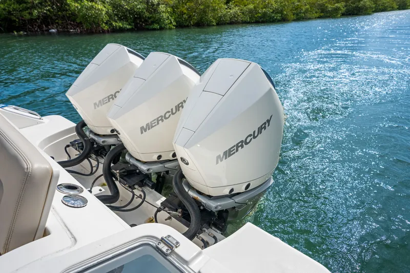 Slide: The Image of Boston Whaler 350 REALM 2020 - 31