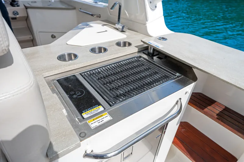 Slide: The Image of Boston Whaler 350 REALM 2020 - 32
