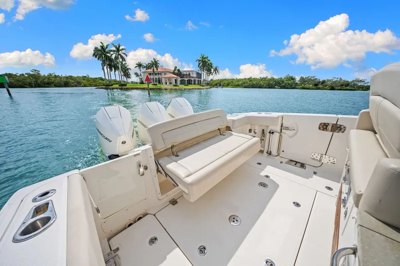 Slide: The Image of Boston Whaler 350 REALM 2020 - 35