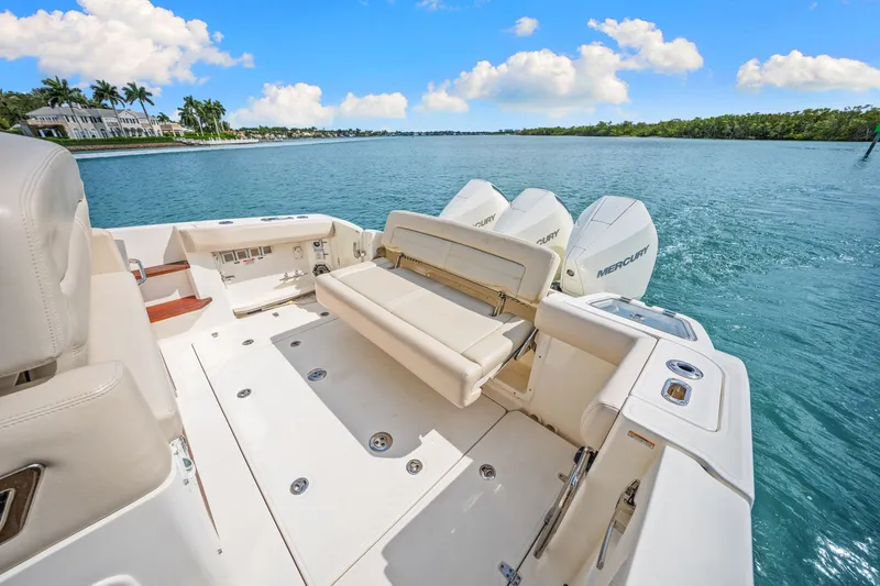 Slide: The Image of Boston Whaler 350 REALM 2020 - 36