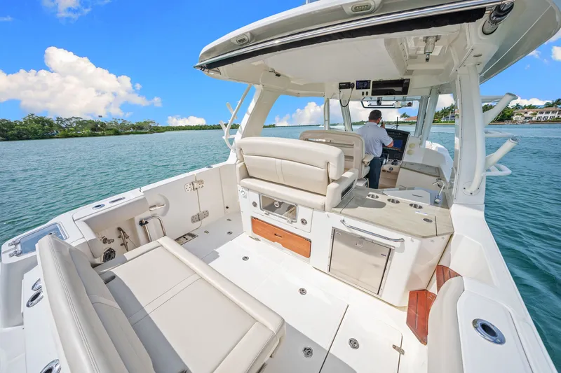 Slide: The Image of Boston Whaler 350 REALM 2020 - 37