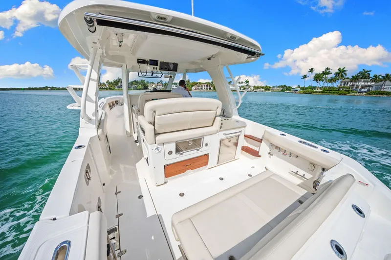 Slide: The Image of Boston Whaler 350 REALM 2020 - 38