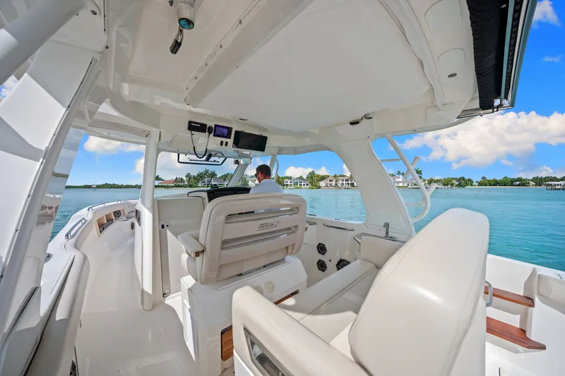 Slide: The Image of Boston Whaler 350 REALM 2020 - 39