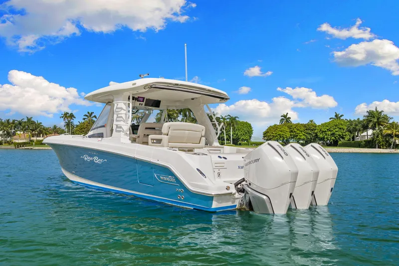 Slide: The Image of Boston Whaler 350 REALM 2020 - 4