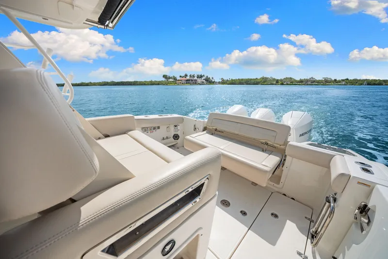 Slide: The Image of Boston Whaler 350 REALM 2020 - 40