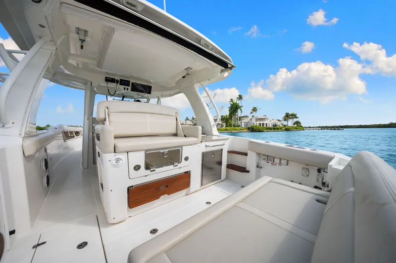 Slide: The Image of Boston Whaler 350 REALM 2020 - 41