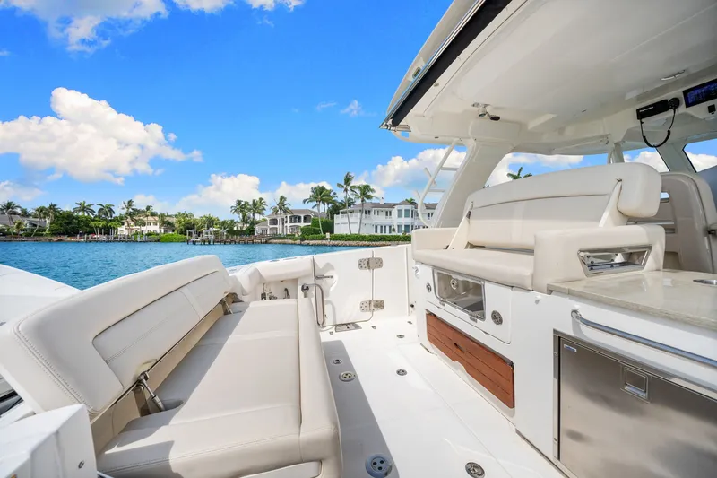 Slide: The Image of Boston Whaler 350 REALM 2020 - 42