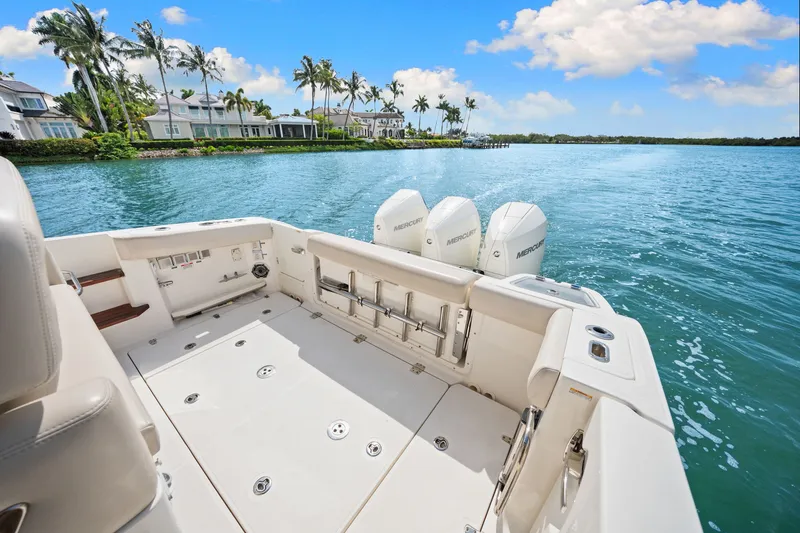 Slide: The Image of Boston Whaler 350 REALM 2020 - 43