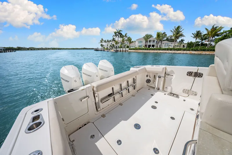 Slide: The Image of Boston Whaler 350 REALM 2020 - 44