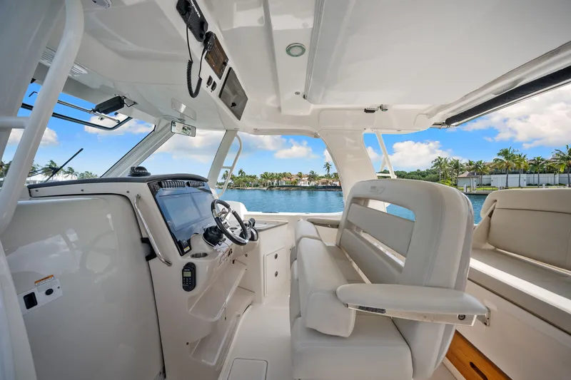 Slide: The Image of Boston Whaler 350 REALM 2020 - 47