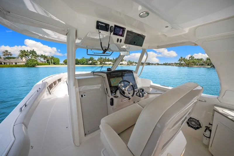 Slide: The Image of Boston Whaler 350 REALM 2020 - 48