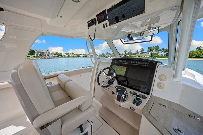 Slide: The Image of Boston Whaler 350 REALM 2020 - 49