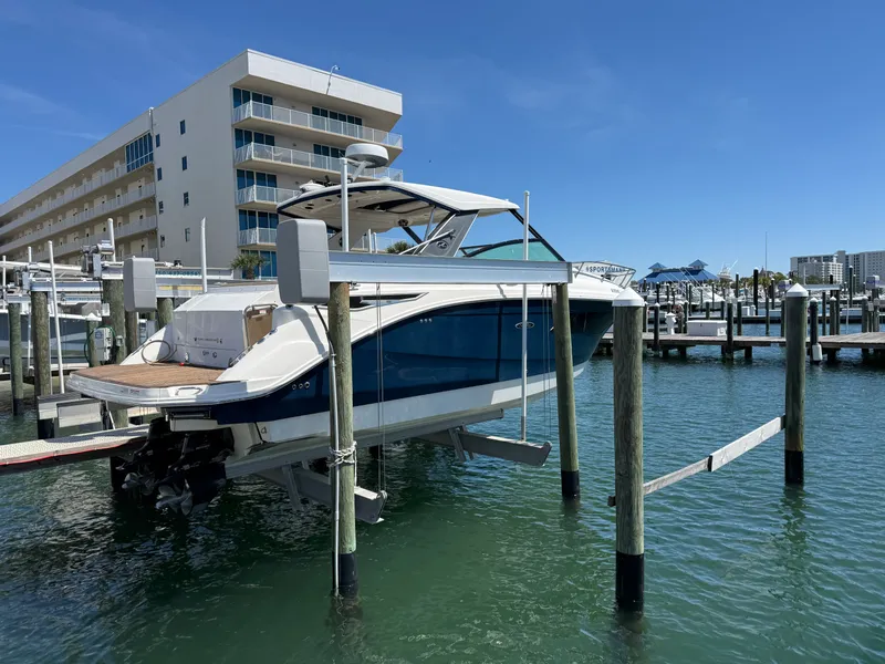 Slide: The Image of Sea Ray 320 SUNDANCER 2020 - 1