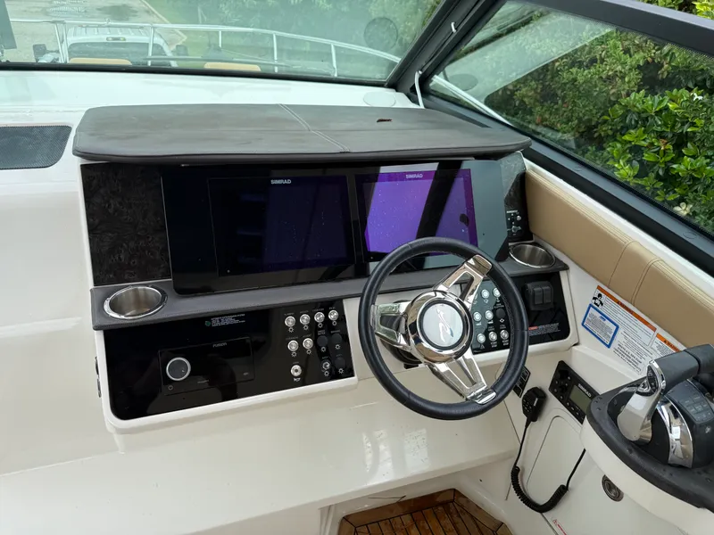Slide: The Image of Sea Ray 320 SUNDANCER 2020 - 19