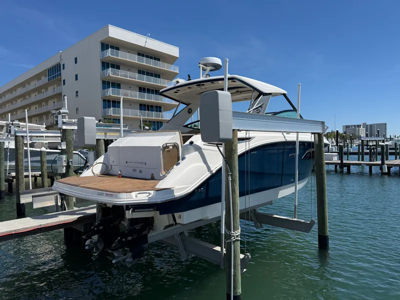 Slide: The Image of Sea Ray 320 SUNDANCER 2020 - 2