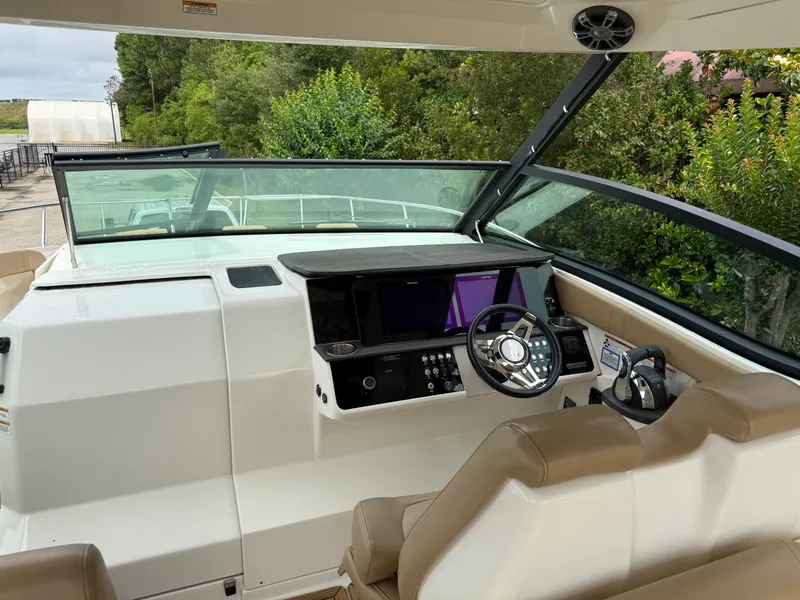 Slide: The Image of Sea Ray 320 SUNDANCER 2020 - 20