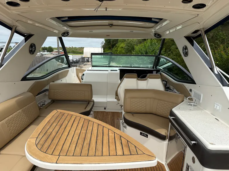 Slide: The Image of Sea Ray 320 SUNDANCER 2020 - 22