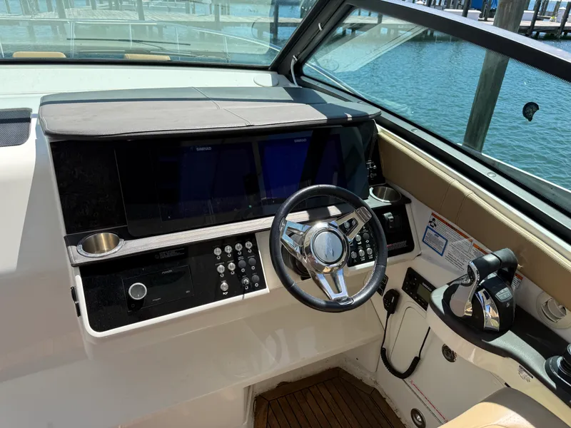 Slide: The Image of Sea Ray 320 SUNDANCER 2020 - 23