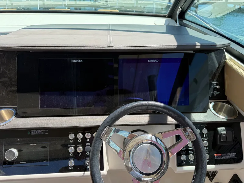 Slide: The Image of Sea Ray 320 SUNDANCER 2020 - 24