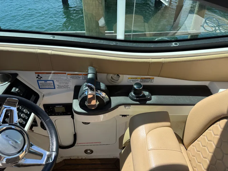 Slide: The Image of Sea Ray 320 SUNDANCER 2020 - 25