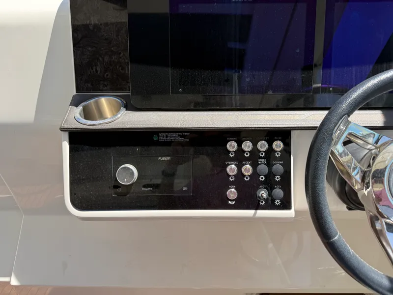 Slide: The Image of Sea Ray 320 SUNDANCER 2020 - 26