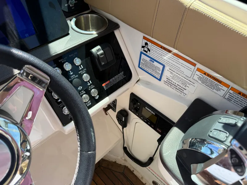 Slide: The Image of Sea Ray 320 SUNDANCER 2020 - 29