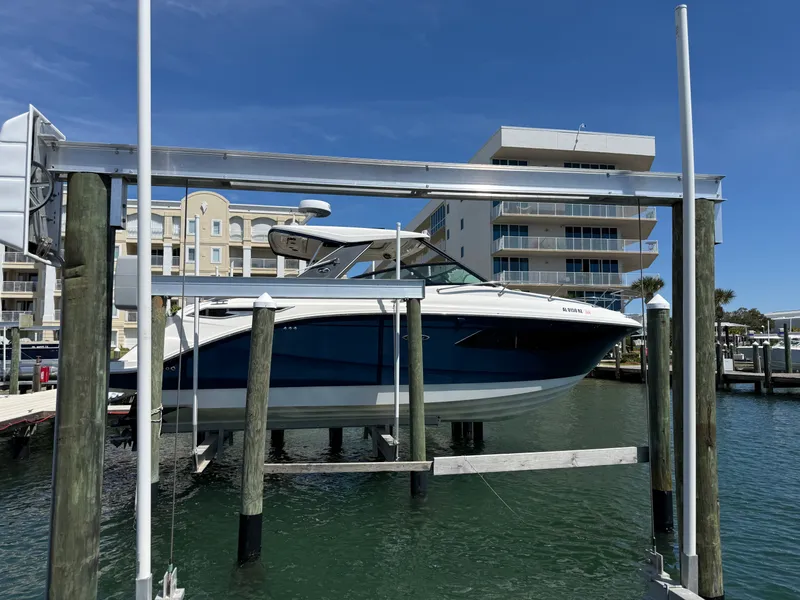 Slide: The Image of Sea Ray 320 SUNDANCER 2020 - 3
