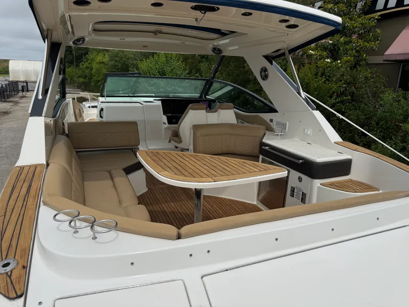 Slide: The Image of Sea Ray 320 SUNDANCER 2020 - 30