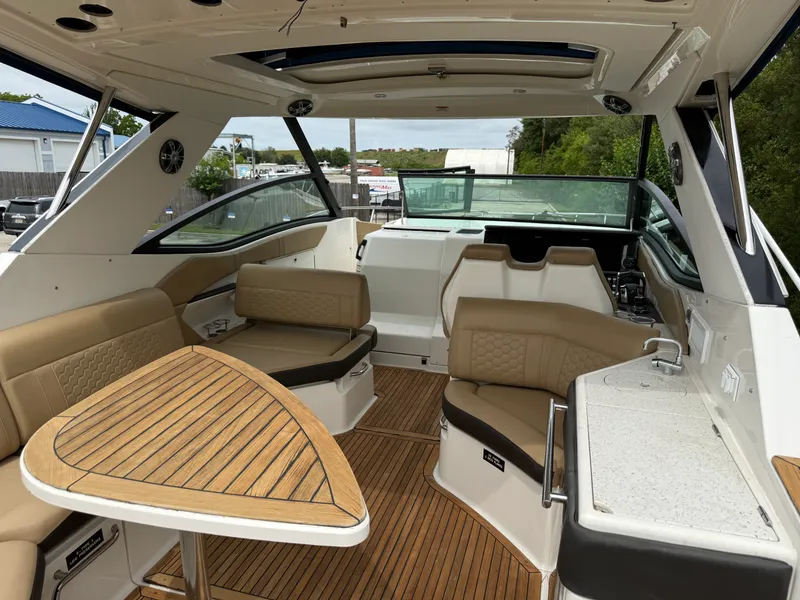 Slide: The Image of Sea Ray 320 SUNDANCER 2020 - 32