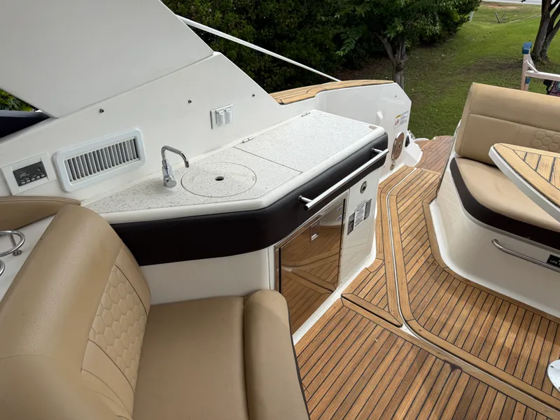 Slide: The Image of Sea Ray 320 SUNDANCER 2020 - 33